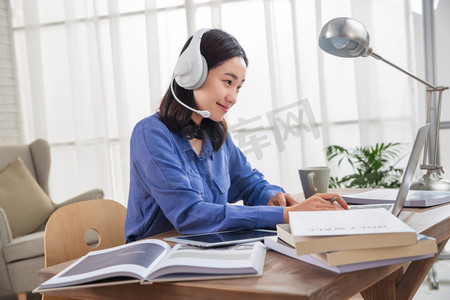 再见金钱，前往贫困村